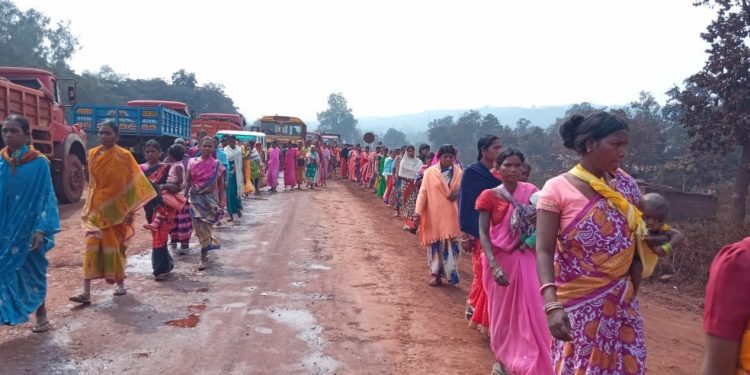 Women do not mind joining the rally while carrying their children at Jurudi in Joda