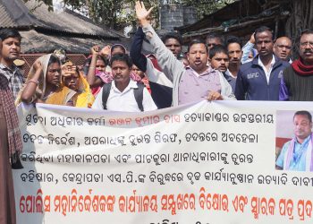 People under the banner of ‘Sachetan Nagarik Maha Sabha’ demonstrate near Odisha Police headquarters at Buxi Bazar in Cuttack, Monday, demanding a high-level investigation into the assassination of rights activist Ranjan Kumar Das in Kendrapara