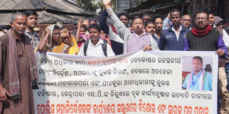 People under the banner of ‘Sachetan Nagarik Maha Sabha’ demonstrate near Odisha Police headquarters at Buxi Bazar in Cuttack, Monday, demanding a high-level investigation into the assassination of rights activist Ranjan Kumar Das in Kendrapara