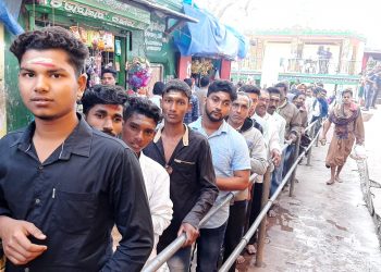 Maha Shivratri: Thousands offer holy water to Baba Akhandalamani