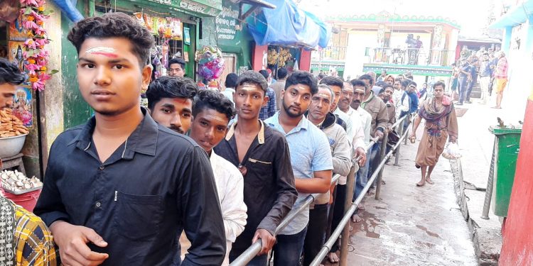 Maha Shivratri: Thousands offer holy water to Baba Akhandalamani