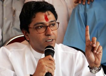 MUMBAI, INDIA:  Former Indian leader of the right-wing Hindu political party Shiv Sena (army of Lord Shiva) Raj Thackeray announces his resignation from the party, in Mumbai 18 December 2005.  Raj Thackeray, rebellious nephew of party chief Bal Thackeray, announced his intention to form a new political outfit next year.         AFP PHOTO/Indranil MUKHERJEE  (Photo credit should read INDRANIL MUKHERJEE/AFP via Getty Images)