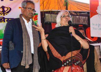 Advocate Sadhana Ramachandran speaks to Shaheen Bagh protesters as Sanjay Hegde looks on