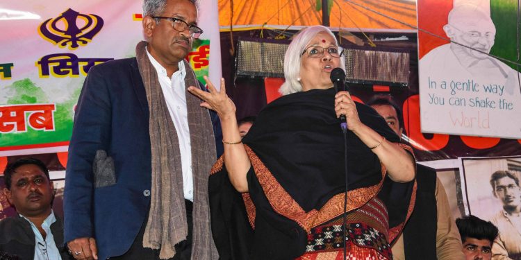 Advocate Sadhana Ramachandran speaks to Shaheen Bagh protesters as Sanjay Hegde looks on