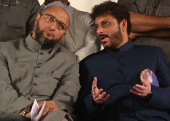 AIMIM chief Asaduddin Owaisi (L) with MLA Waris Pathan. File pic