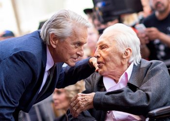 Kirk Douglas (R) with son Michael Douglas