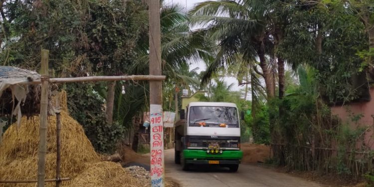 Electric pole on road poses threat to commuters in Jagatsinghpur