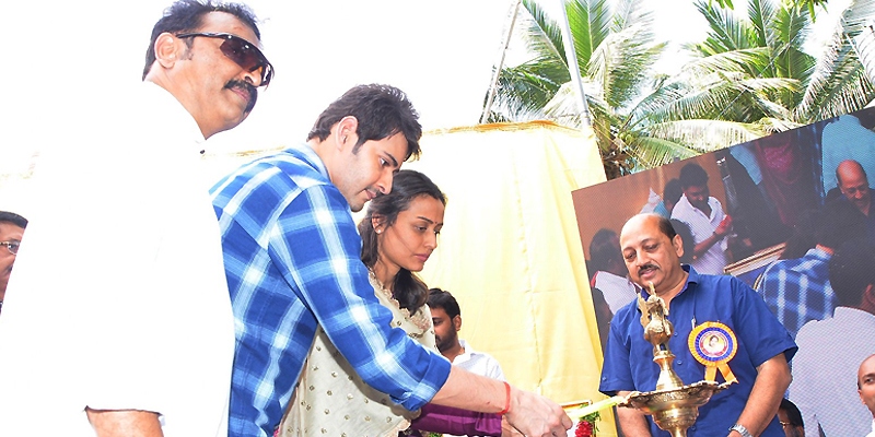 Mahesh Babu unveils statue of veteran Telugu actor Vijaya Nirmala