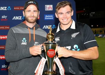 Kane Williamson (L) and Tom Latham pose with the ODI trophy