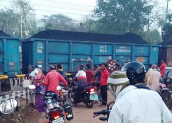 3 carriages get separated from goods train