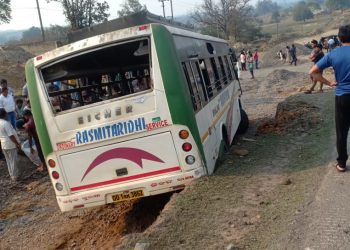 Helper killed, 30 passengers injured as bus turns turtle in Sundargarh 