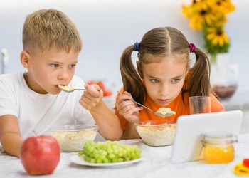 Playing games while eating affects food intake