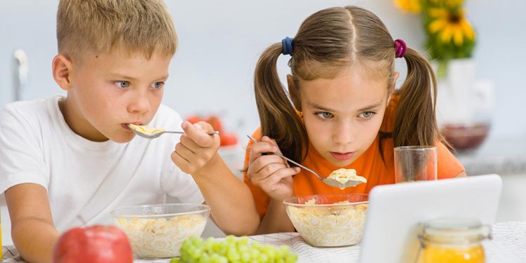 Playing games while eating affects food intake