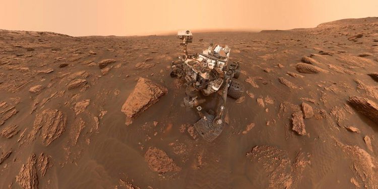 Curiosity Mars rover takes stunning selfie during record climb