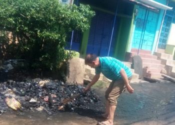 Bhanjanagar youths celebrate Holi by cleaning garbage filled drain