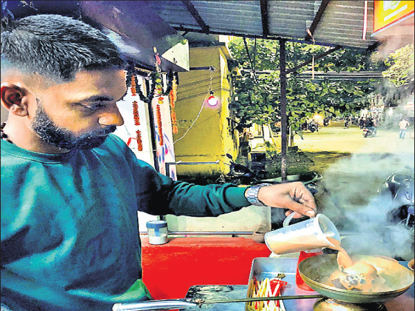 At ‘Gabbar Tea Stall’ the tastes of ‘Basanti’ special coffee and ‘Jai-Veeru’ noodles are tongue-titillating 