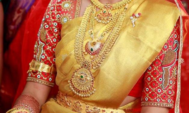 3 inebriated youths try stealing bride’s gold necklace, thrashed