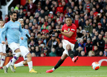 Manchester United’s Anthony Martial scores their first goal (Photo: Reuters/Carl Recine)