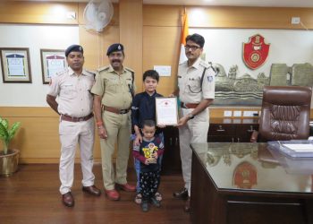 Cuttack DCP Akhilesvar Singh felicitates Abhishek Sahoo