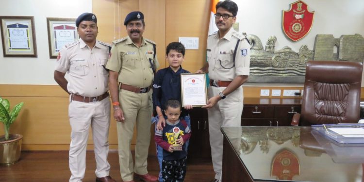 Cuttack DCP Akhilesvar Singh felicitates Abhishek Sahoo