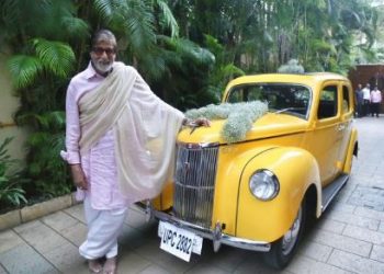 Big B adds vintage car to his collection; see pic