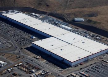 Tesla reduces staff at Nevada Gigafactory due to corona fears