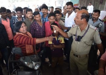 A woman traffic violator arguing with police personnel at Rajmahal Square in Bhubaneswar, Sunday