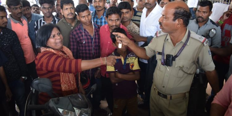 A woman traffic violator arguing with police personnel at Rajmahal Square in Bhubaneswar, Sunday