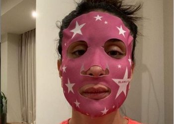 Kareena Kapoor Khan posts a 'starry' picture in face mask