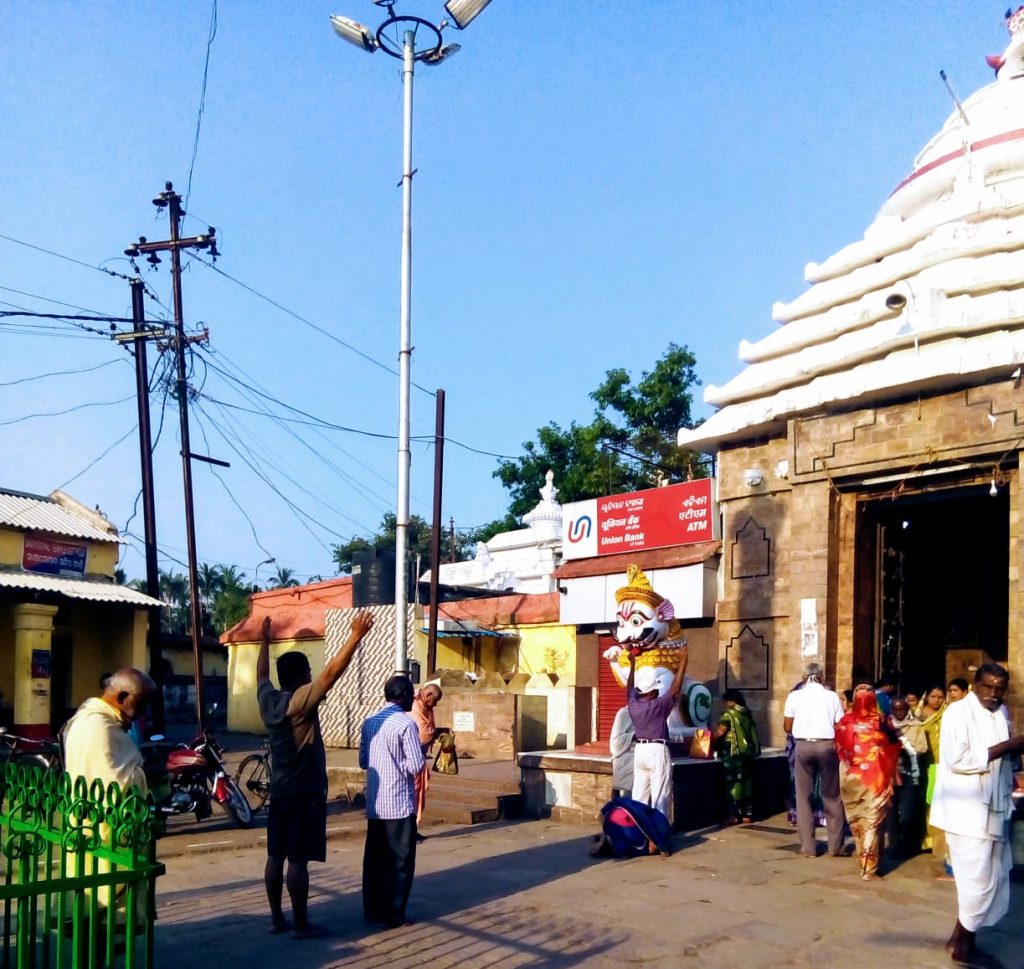 Devotees gather in front of Sakhigopal temple despite ban
