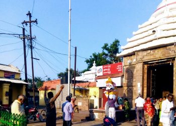 Devotees gather in front of Sakhigopal temple despite ban