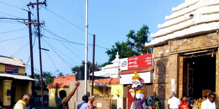 Devotees gather in front of Sakhigopal temple despite ban