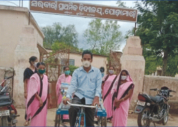 Amid lockdown, teachers of this Ganjam school home-deliver books on a loading-rickshaw