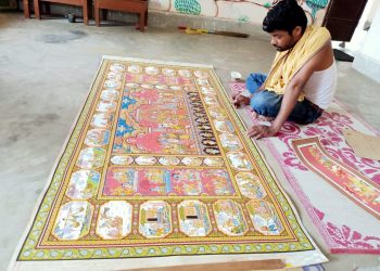 Bijaya Kumar Mohapatra making Pattachitra at his home