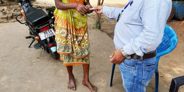 Old-age pension reaches beneficiaries’ doorsteps in Nabarangpur