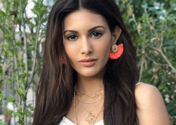 Amyra Dastur's video using 'beauty mode' is a blast