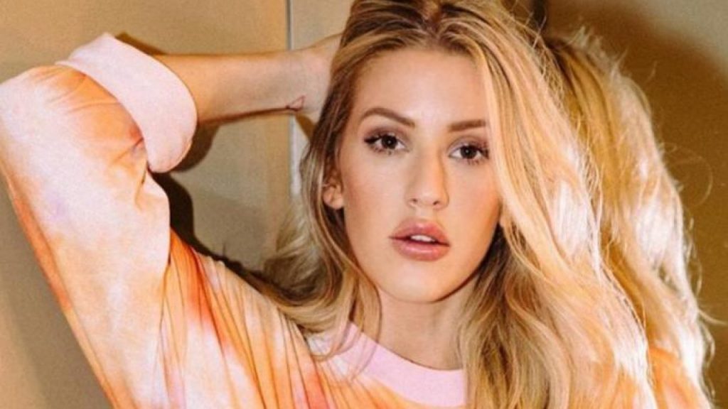 Singer Ellie Goulding helps provide phones to the homeless during lockdown