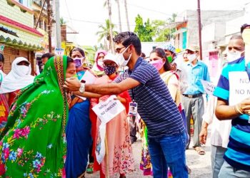 Digapahandi NAC officials distribute masks to shopkeepers, vegetable vendors