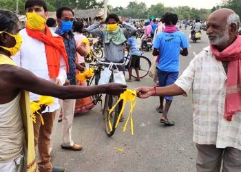 Poet Haldhar Nag distributing masks Thursday