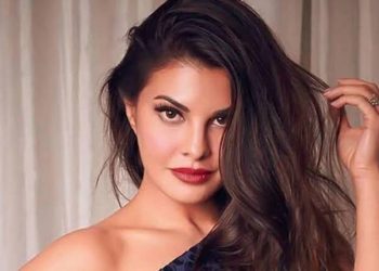 Jacqueline Fernandez kisses her 'sunrise buddy'; see pic