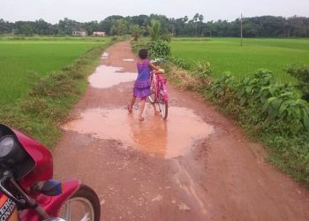 Pregnant woman carried on cot in Mahanga owing to lack of roads