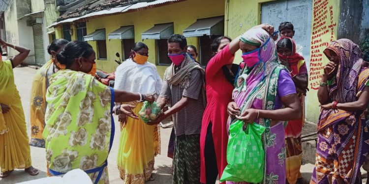 Good Sarmatians distribute mask, vegetables in Kesinga