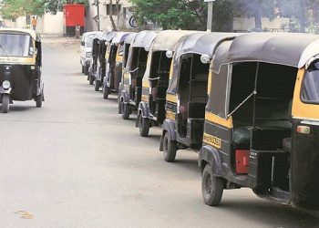 Man hangs autorickshaw