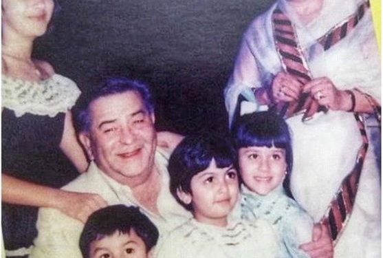 Kareena Kapoor Khan, Karisma Kapoor, Ranbir Kapoor, Riddhima Kapoor in rare pic with grandpa Raj Kapoor; see pic