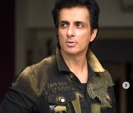 Actor Sonu Sood distributes food among the underprivileged during COVID-19 lockdown