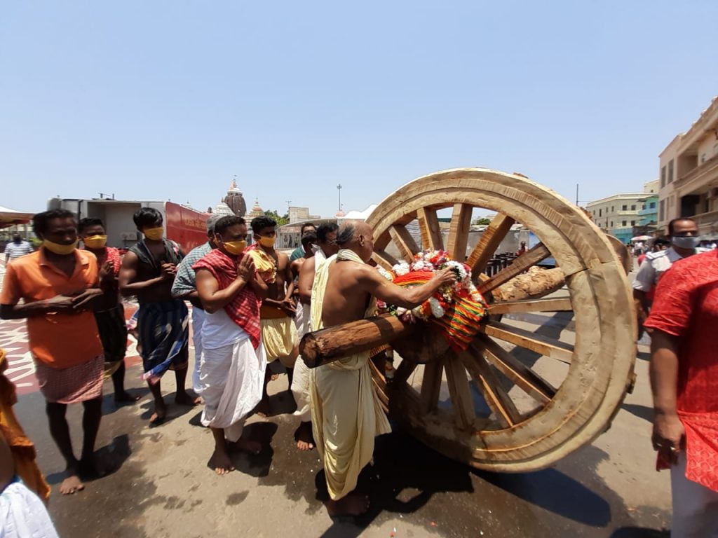 ‘Chakadera’ ritual performed at Puri Ratha Khala