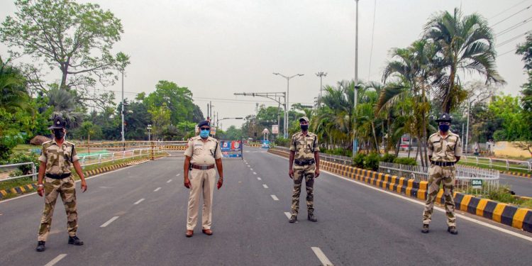 Bhubaneswar: Security personnel stand guard during a nationwide lockdown in the wake of coronavirus outbreak, in Bhubaneswar, Saturday, April 4, 2020. (PTI Photo)(PTI04-04-2020_000096B)