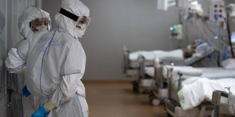 MOSCOW, RUSSIA - MAY 25, 2020: Medical workers at an intensive care unit of a hospital for COVID-19 patients at the Medical Research and Educational Center of the Lomonosov Moscow State University. Stanislav Krasilnikov/TASS

Ðîññèÿ. Ìîñêâà. Ìåäèöèíñêèå ðàáîòíèêè â ðåàíèìàöèè ãîñïèòàëÿ äëÿ ïàöèåíòîâ ñ êîðîíàâèðóñíîé èíôåêöèåé â Ìåäèöèíñêîì íàó÷íî-îáðàçîâàòåëüíîì öåíòðå èìåíè Ì.Â. Ëîìîíîñîâà. Ñòàíèñëàâ Êðàñèëüíèêîâ/ÒÀÑÑ