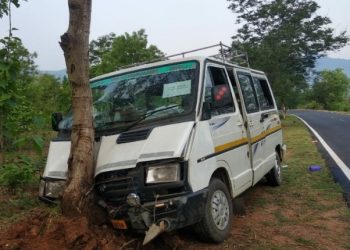 15 migrant workers injured after minivan rams into tree