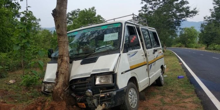 15 migrant workers injured after minivan rams into tree